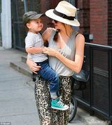 组图：米兰达抱爱子秀红唇 小帅哥萌爆对镜微笑