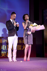 幻灯图:秦海璐出席影迷见面会 主持人鞠躬表崇拜