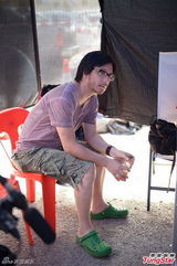 组图：刘心悠秀事业线开工 彭顺探班给执导意见