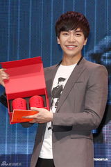 组图：韩星李升基赴台会粉丝 自曝爱台湾美食