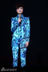 组图：李宇春深圳开唱High翻全场