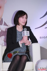 组图：梁洛施复出演舞台剧 穿黑丝短裙秀长腿