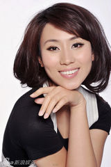 组图：“纯色系”美女卢卓婕  黑白中彰显个性魅力