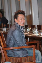 组图：张信哲结束红馆个唱 称健康快乐最重要