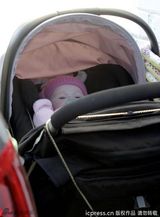 组图：阿尔芭推婴儿车笑意满满 小奥诺爸爸怀里哭闹