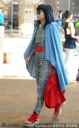 组图：徐濠萦潮装现身上海 红裙外披“毛毯”