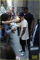 组图：比伯秀新玫瑰纹身与粉丝合照摆酷