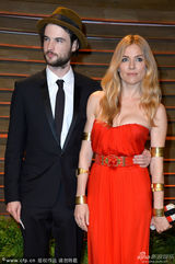 组图：奥斯卡晚宴养眼 可儿秀半球龙女大露背