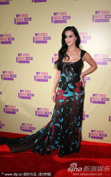 组图：凯蒂-佩里黑色绣花裙 透视长腿若隐若现