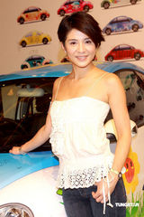 高清：杨采妮内地拍戏水土不服 小露香肩明显消瘦