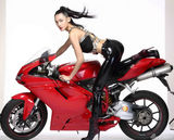 组图：张蓝心皮裤比基尼写真性感摩登酷味足