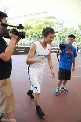 组图：邓超篮球赛专注打球不忘搞怪
