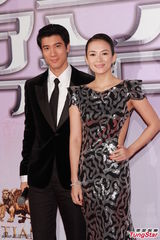 组图：章子怡性感真空亮相 与王力宏结伴走红毯