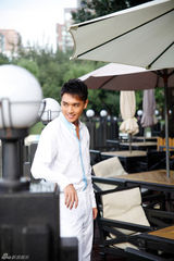 组图：霍政谚最新写真曝光 白衣绅士透贵族气质