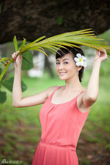 组图：戴娇倩漫步异国森林 长裙飘飘仙气十足