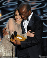 组图：安吉丽娜-朱莉与西德尼-波蒂埃开奖