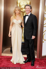 组图：老牌甜姐戈尔迪-霍恩金裙露灿笑