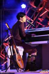 组图：严爵飚高音 与潘玮柏卢广仲接力开唱