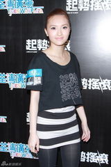 组图：何佩瑜计划泰国冲浪 想带张柏文出游