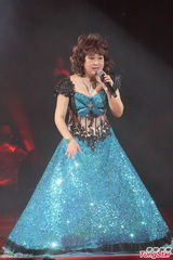 组图：朱咪咪红馆开唱 舞狮助兴飨歌迷