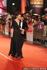 组图：金钟奖红毯隋棠长腿露背疑似走光