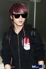 组图：SHINeeTEENTOP亮相机场 赴新参加演出