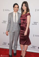 组图：凯蒂着紧身红色礼服亮相红毯 尽显好身材