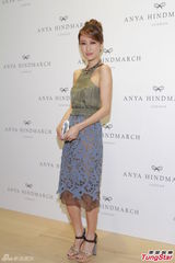 组图：杨千嬅白衬衣透出黑胸罩 笑谈育儿趣事