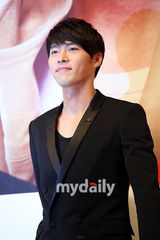 组图：河智苑超短裹身裙宣传新剧 与玄彬亲密挽手