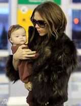 组图：辣妹哄小七扮鬼脸 御姐弃臭脸女王范不再