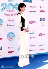 组图：神话李孝利等亮相20代选择颁奖礼蓝地毯