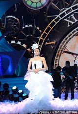 组图：郑嘉颖坐升降机频频卖萌胡杏儿白色婚纱妩媚