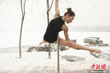 组图：钢管舞国家队冰天雪地秀技艺