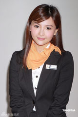 幻灯图：罗凯珊黑色制服拍广告照 显露甜美笑容