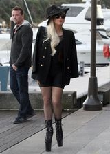 组图：Gaga午后全黑造型悉尼街头漫步