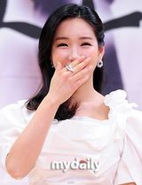 组图：《你的女人》发布会朴英琳深V秀美背