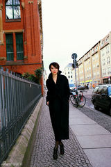 组图：黄璐游走柏林街头 俏皮复古演绎优雅生活