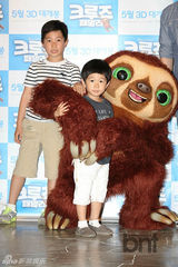 组图：金成柱携儿子出席《克鲁德一家》试映会