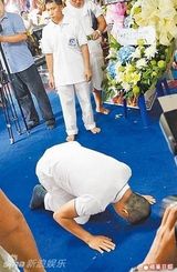 组图：梁朝伟泰国叩别白龙王眼眶泛红显哀伤