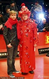 组图：柏林电影节开幕 导演柏汉大爷变花姑娘