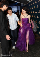 幻灯图：霍思燕珠光出巡  纱裙太透美腿毕露