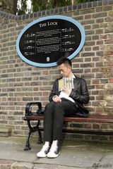 组图：王学兵伦敦写真街头玩自拍