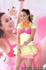 组图：关颖低胸爆乳装为代言内衣走秀