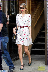 组图：斯威夫特蝴蝶结腰带配波点裙甜美可爱