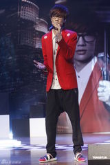 组图：许嵩新专辑庆功睡衣派对 近千歌迷捧场