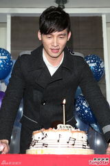 组图：温升豪35岁生日圆歌手梦 唱新歌回馈歌迷