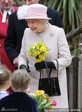 组图：英伊丽莎白女王路遇调皮小鬼讨要手中花