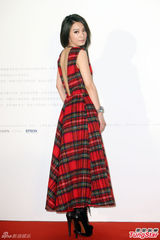 组图：Hebe裸背英伦裙宣传新碟 性感与知性结合