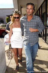 幻灯：布兰妮和男友手牵手逛街 力证感情牢不可摧