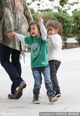 组图：洛佩兹龙凤胎爱女娇羞 小公子调皮扮鬼脸